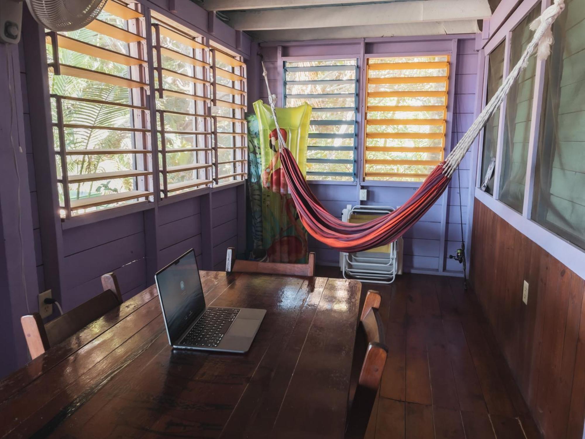 Anda Di Hows Hostel Placencia المظهر الخارجي الصورة