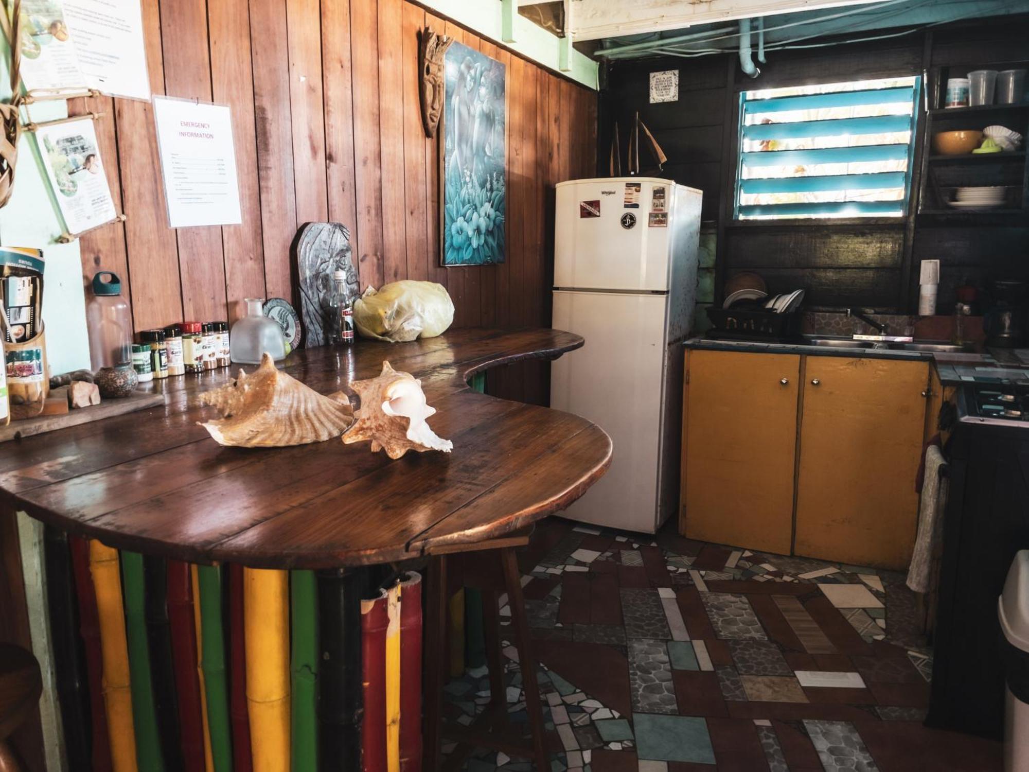 Anda Di Hows Hostel Placencia المظهر الخارجي الصورة